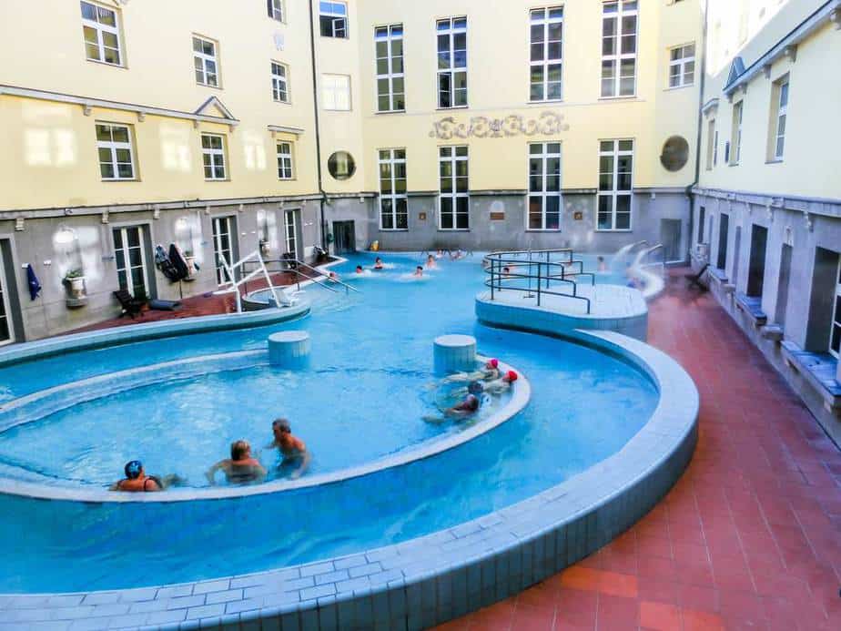 Kurzer Führer durch die Thermalbädern in Budapest