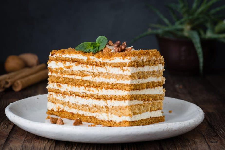 Medowik - Russische Kuchen (Медовик) Russische Spezialitäten 25 typisch russische Gerichte, Getränke und Desserts, die Sie probieren sollten
