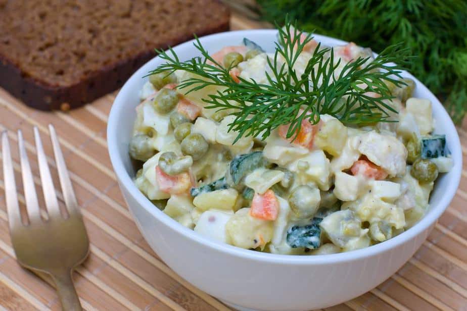 Oliviersalat (Оливье) - Russischer Salat Russische Spezialitäten: 25 typisch russische Gerichte, Getränke und Desserts, die Sie probieren sollten