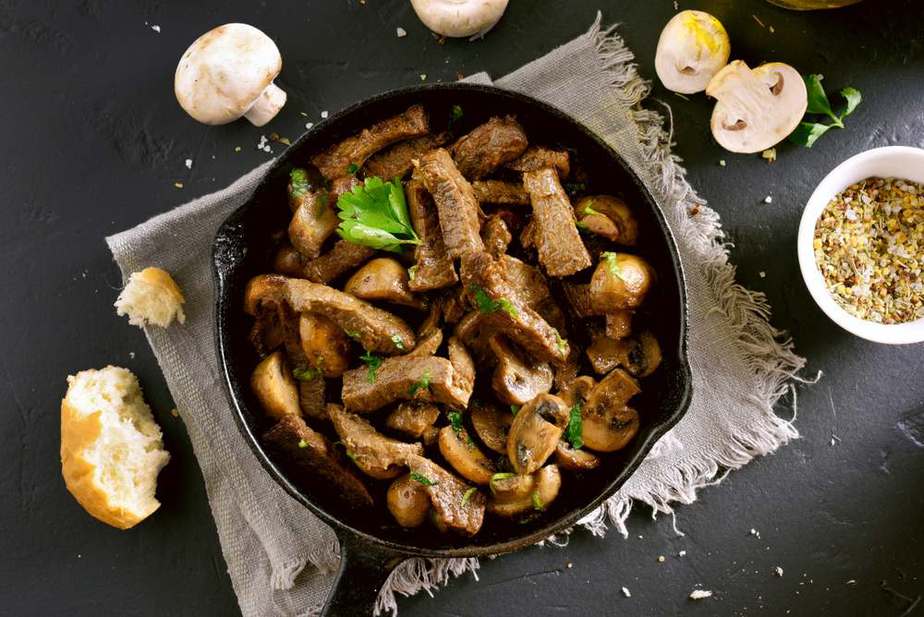 Bœuf Stroganoff (Бефстроганов) Russische Spezialitäten 25 typisch russische Gerichte, Getränke und Desserts, die Sie probieren sollten