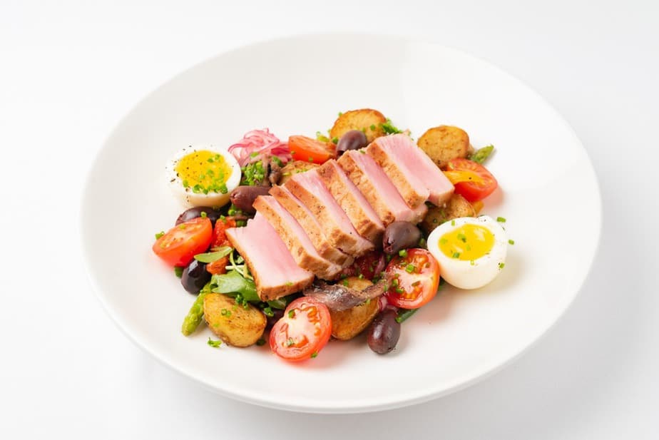 Salade niçoise - Nizza-Salat Französische Spezialitäten: 22 typisch Französische Essen, Die Sie Probieren Sollten