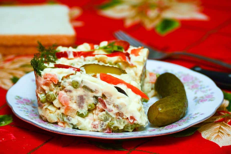 Salată De Boeuf – Rindfleisch-Salat
Rumänien Spezialitäten: Diese 24 Gerichte solltest du probieren