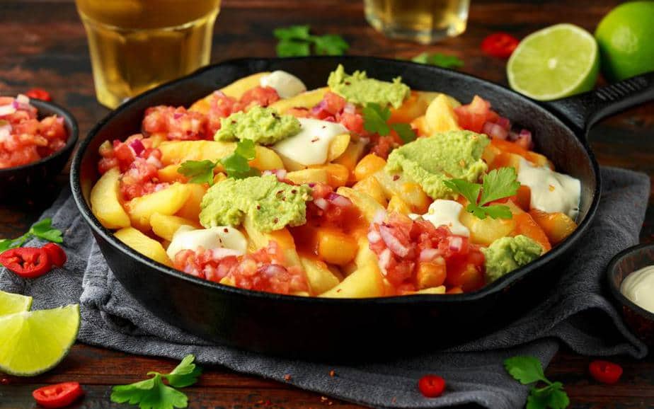 Garlic cheese chips – Käse-Pommes Frites Irische Spezialitäten: 15 Typisch Irland Essen, Die Sie Probieren Sollten