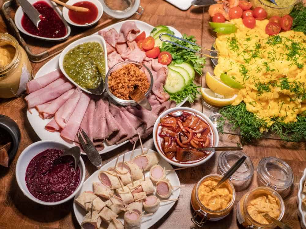 Smörgåsbord Schwedische Spezialitäten: 20 Typisch schwedische Essen, Die Sie Probieren Sollten