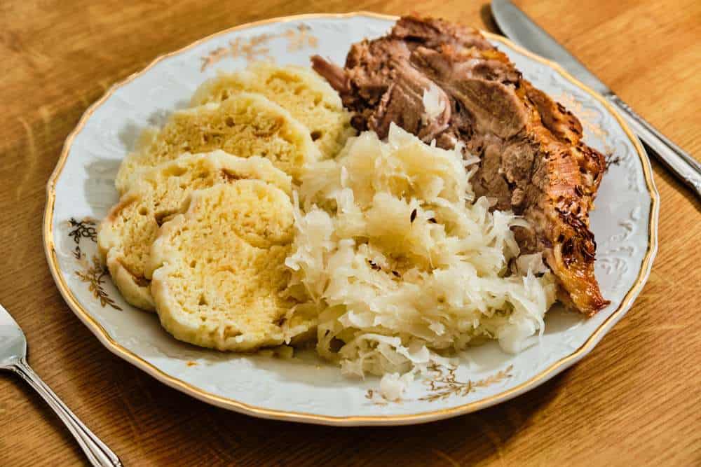 Vepřo-knedlo-zelo Tschechische Spezialitäten: 21 Typisch tschechische Essen, Die Sie Probieren Sollten