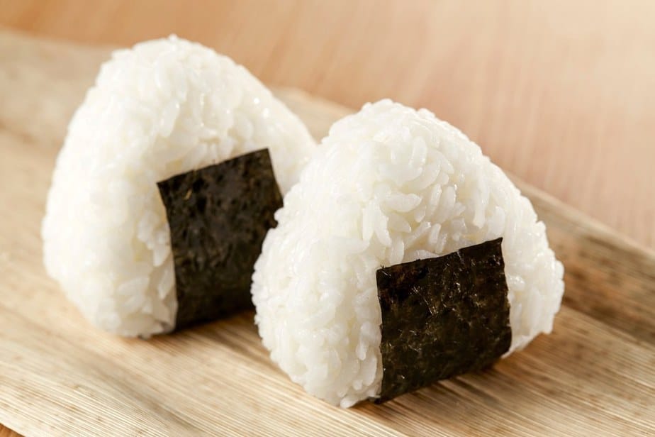 Onigiri Japanisches Essen: 20 Traditionelle Gerichte, Die Sie Probieren Sollten