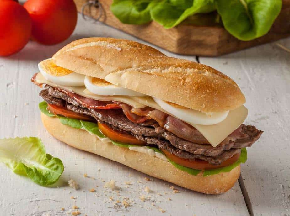 Chivito Sandwich (Uruguay) Südamerikanische Küche: 13 Spezialitäten der Südamerikanischen Küche, die Sie probieren sollten