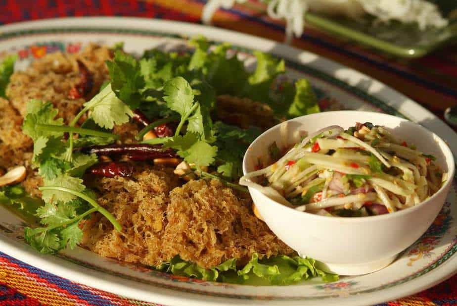Yam Pla Dook Foo Thailändisches Essen: Diese 24 thailändischen Spezialitäten sollten Sie probieren