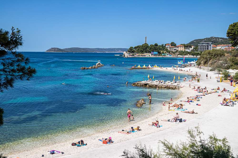 Der Strand Ovcice an der Küste von Split Split Strände: Die 7 schönsten Strände und andere Sehenswürdigkeiten