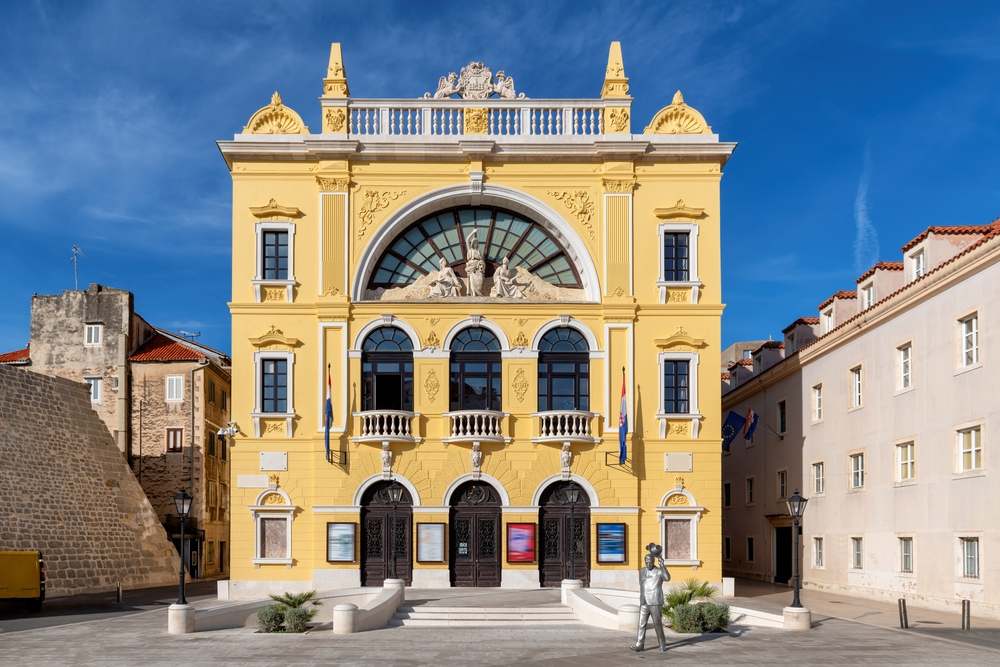 Kroatisches Nationaltheater in Split Split Strände: Die 7 schönsten Strände und andere Sehenswürdigkeiten