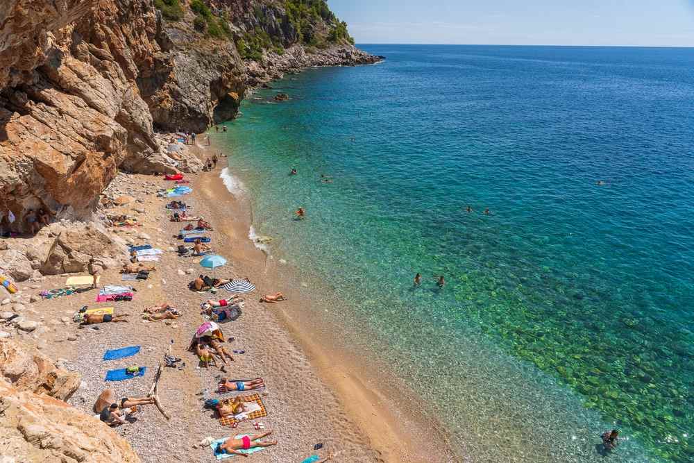 Sonnenbaden Der Kroatien Urlaub mit Kindern: Die 12 besten Adriastrände für Eltern